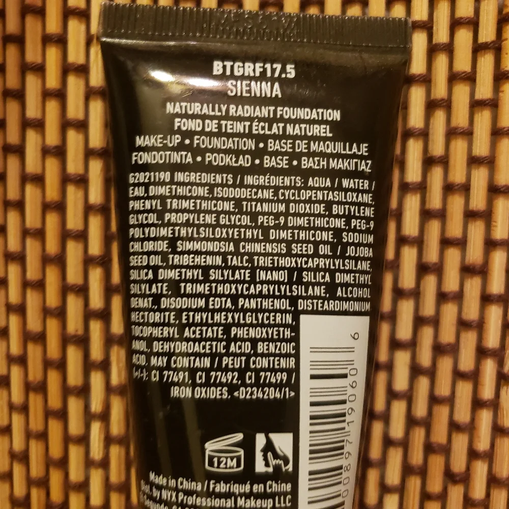 NYX Born to Glow Naturally Radiant Foundation Color: Sienna